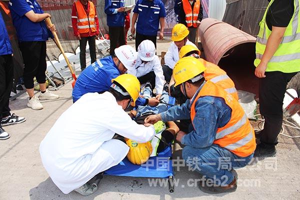 医疗保障组现场奋力抢救伤员 医疗保障组现场奋力抢救伤员