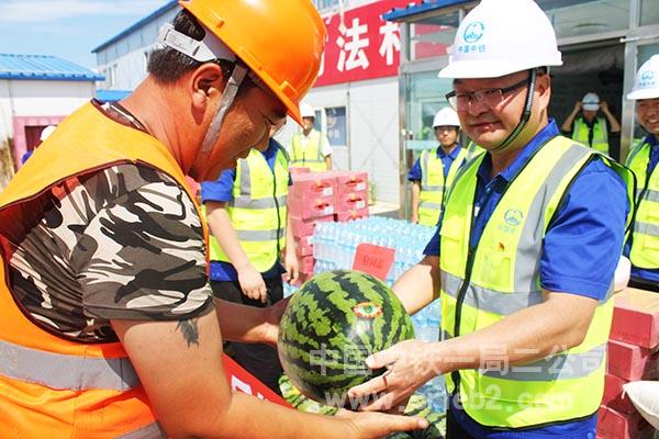 铁科高速项目书记刘虎臣为一线工人分发慰问品 铁科高速项目书记刘虎臣为一线工人分发慰问品
