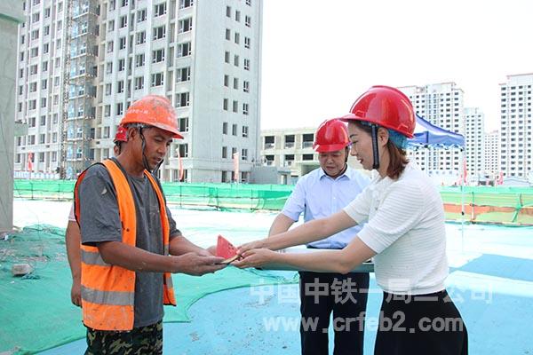 公司工会副主席汪清在施工现场为工友送上西瓜 公司工会副主席汪清在施工现场为工友送上西瓜