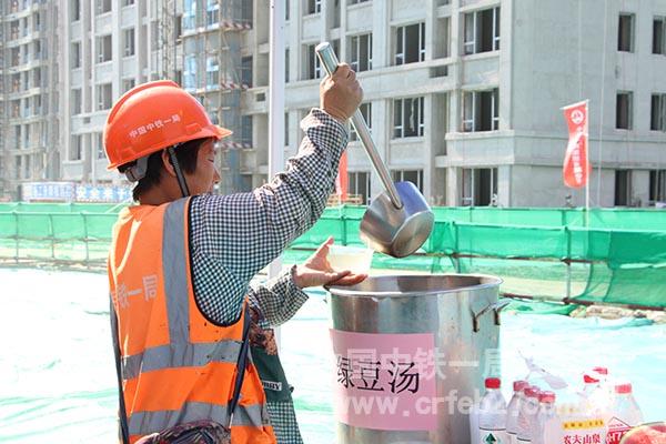 施工现场工友盛绿豆汤 施工现场工友盛绿豆汤
