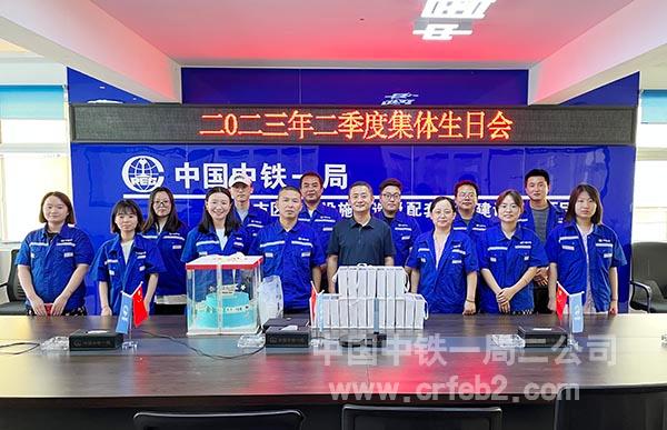 19名寿星与书记合影 19名寿星与书记合影