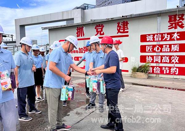 业主发放送清凉物品 业主发放送清凉物品