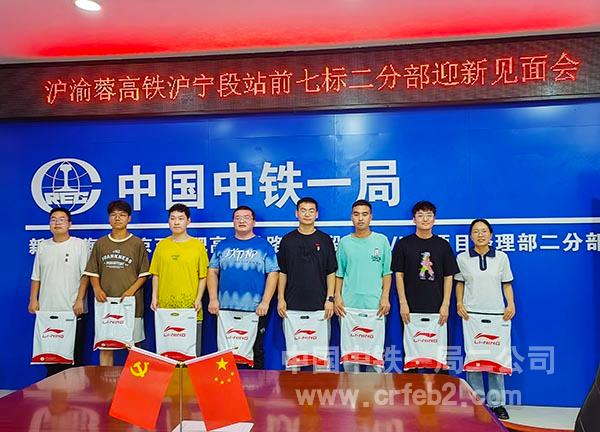 为新入职员工发放入职礼 为新入职员工发放入职礼