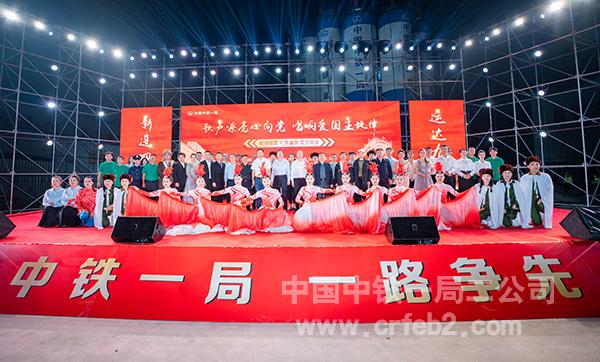 演员与到场嘉宾合影留念 演员与到场嘉宾合影留念