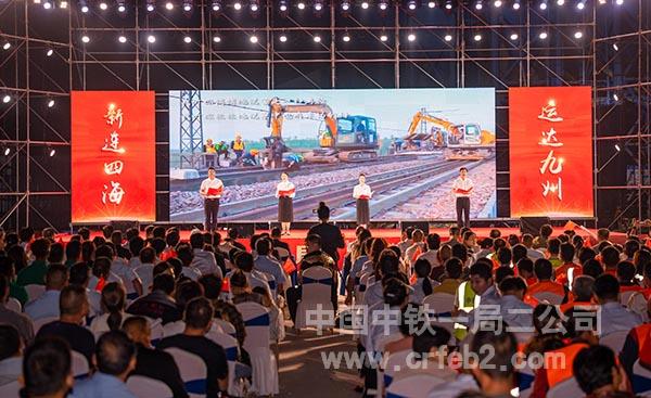 诗朗诵《就恋这一条铁路》 诗朗诵《就恋这一条铁路》