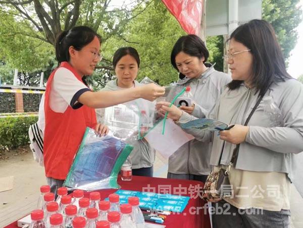 沪渝蓉高铁沪宁段站前VII标二分部开展助力高考志愿服务活动 沪渝蓉高铁沪宁段站前VII标二分部开展助力高考志愿服务活动