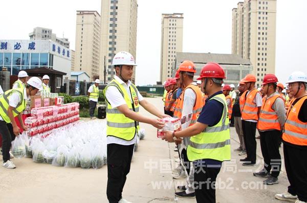 项目领导为员工发放慰问品 项目领导为员工发放慰问品