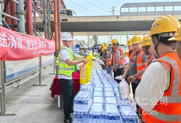 为工人兄弟发放防暑降温物品 为工人兄弟发放防暑降温物品