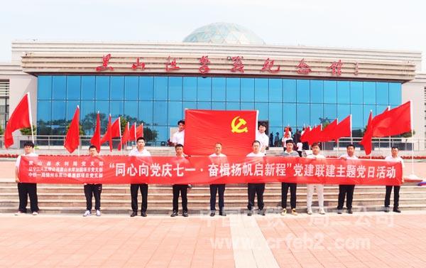项目部与业主、监理单位合影 项目部与业主、监理单位合影