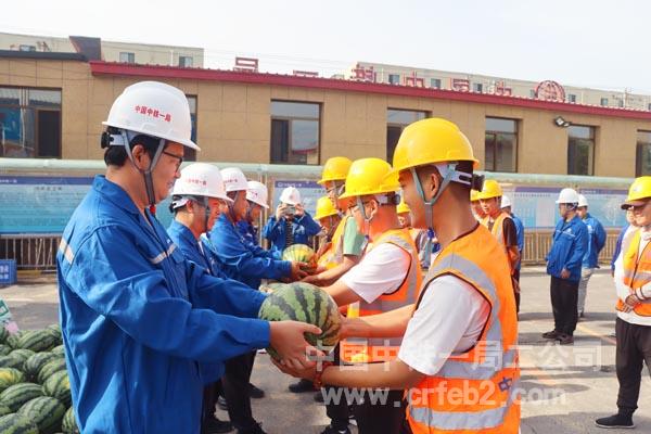 项目领导班子给工人发放慰问品 项目领导班子给工人发放慰问品