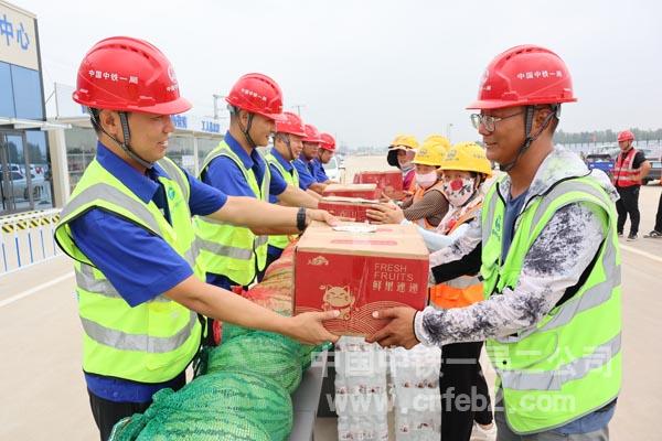 昝岗组团N9路项目发放防暑物资 昝岗组团N9路项目发放防暑物资