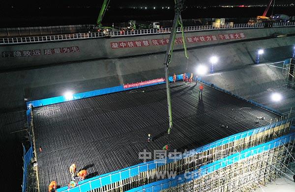 侧墙及顶板浇筑现场 侧墙及顶板浇筑现场