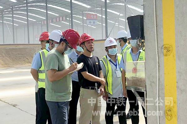 验收组查看原材料 验收组查看原材料