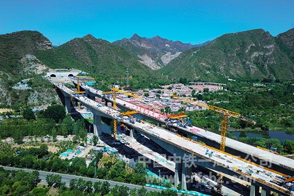 国道109新线高速公路陈家庄特大桥右幅桥跨永定河连续梁中跨顺利合龙 国道109新线高速公路陈家庄特大桥右幅桥跨永定河连续梁中跨顺利合龙