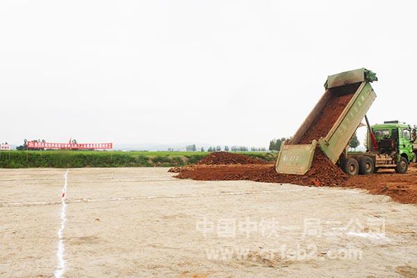 路基试验段开始填筑 路基试验段开始填筑