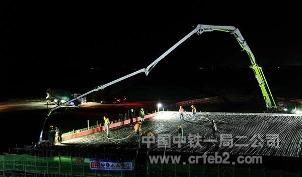 夜间浇筑过程中 夜间浇筑过程中