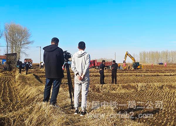 央视电视台驻黑龙江记者在长山片区高标准农田项目现场采风1 央视电视台驻黑龙江记者在长山片区高标准农田项目现场采风1