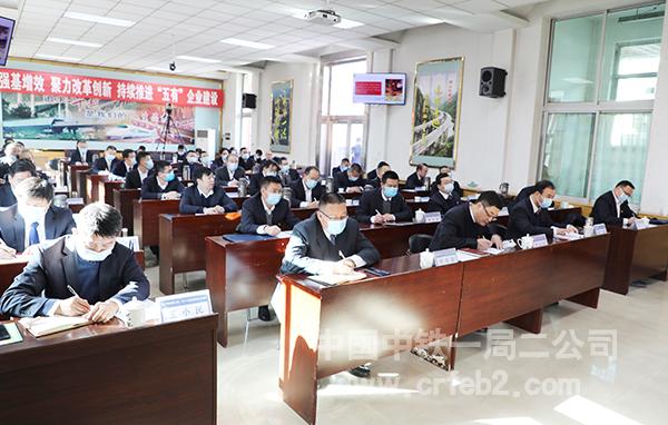场与会人员认真聆听 场与会人员认真聆听