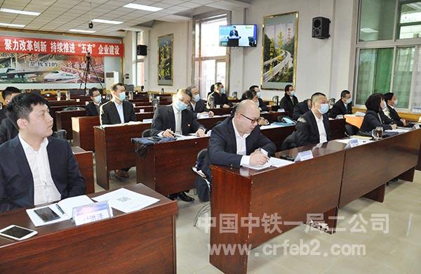 与会人员现场听会 与会人员现场听会