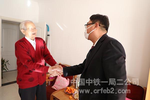 二公司领导向老干部送上祝福 二公司领导向老干部送上祝福