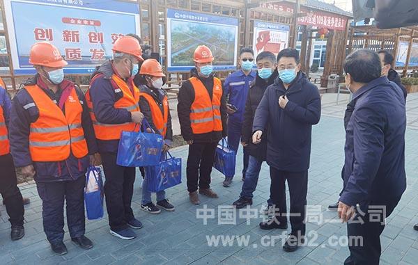 政府领导与一线工人亲切交谈 政府领导与一线工人亲切交谈