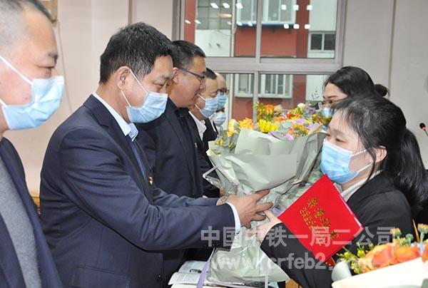 公司领导为女同志们送上鲜花 公司领导为女同志们送上鲜花