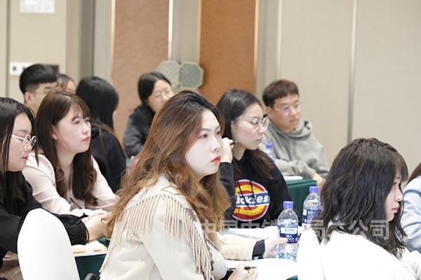 学员认真听讲 学员认真听讲