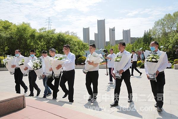 向民族英雄献花 向民族英雄献花