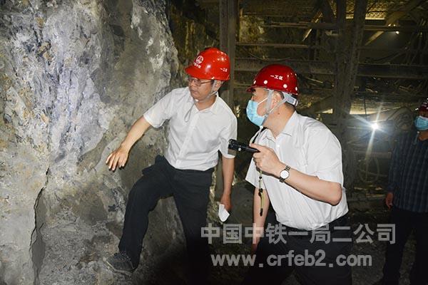 检查组到隧道内查看作业面 检查组到隧道内查看作业面