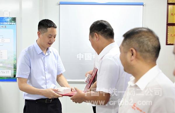 为获奖人员颁发奖品 为获奖人员颁发奖品