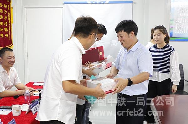 为获奖人员颁发证书奖品2 为获奖人员颁发证书奖品2