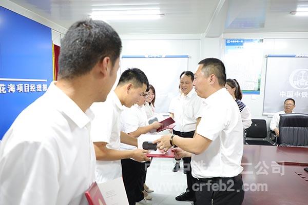 为获奖人员颁发证书奖品3 为获奖人员颁发证书奖品3
