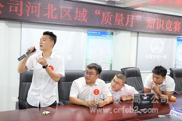 参赛队员踊跃答题 参赛队员踊跃答题