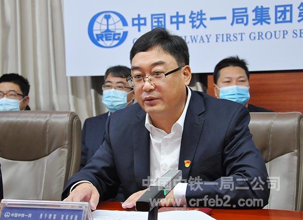 二公司党委书记、执行董事李永明主持会议 二公司党委书记、执行董事李永明主持会议