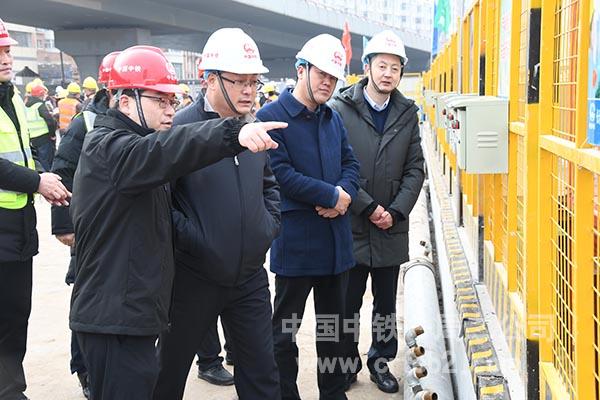 公司党委书记、执行董事李永明一行查看施工现场 公司党委书记、执行董事李永明一行查看施工现场