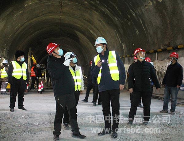 检查组一行检查北天山隧道出口正 检查组一行检查北天山隧道出口正