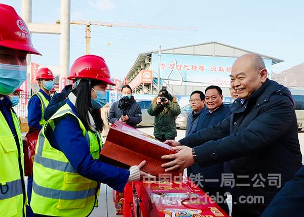 陈云书记慰问现场参加职工 陈云书记慰问现场参加职工