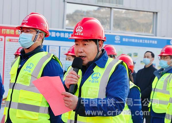 项目党支部书记赵生红代表参建职工表态发言 项目党支部书记赵生红代表参建职工表态发言