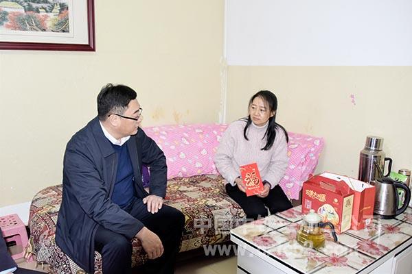 二公司党委书记、执行董事李永明慰问海外职工家属 二公司党委书记、执行董事李永明慰问海外职工家属