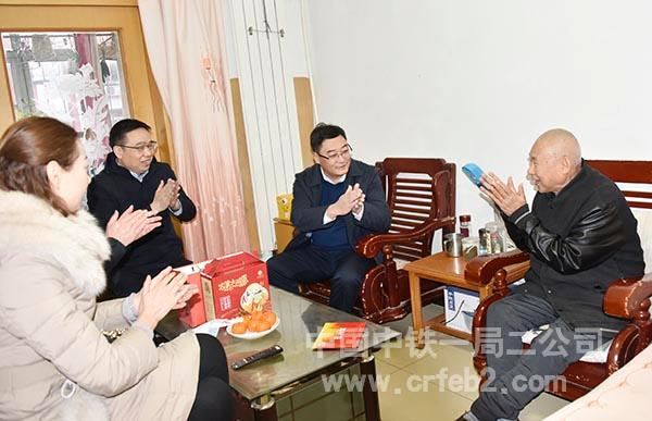 二公司党委书记、执行董事李永明慰问退休困难党员 二公司党委书记、执行董事李永明慰问退休困难党员