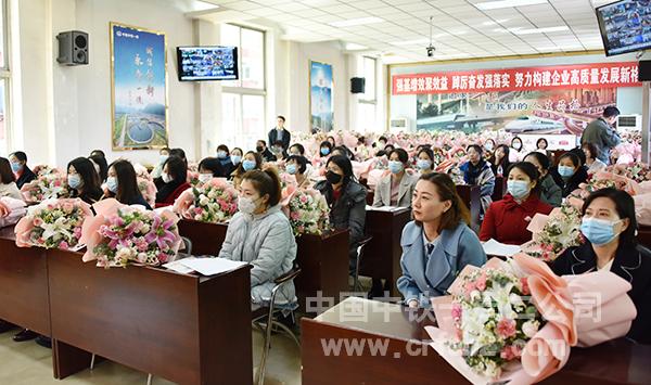 与会女职工认真聆听讲座 与会女职工认真聆听讲座
