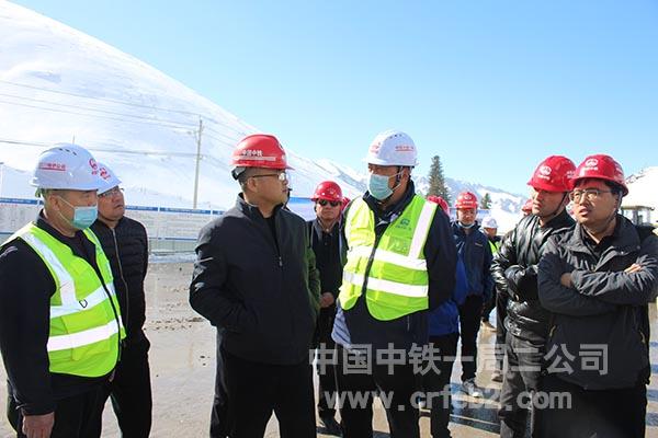 检查组一行人与现场人员深入交流 检查组一行人与现场人员深入交流