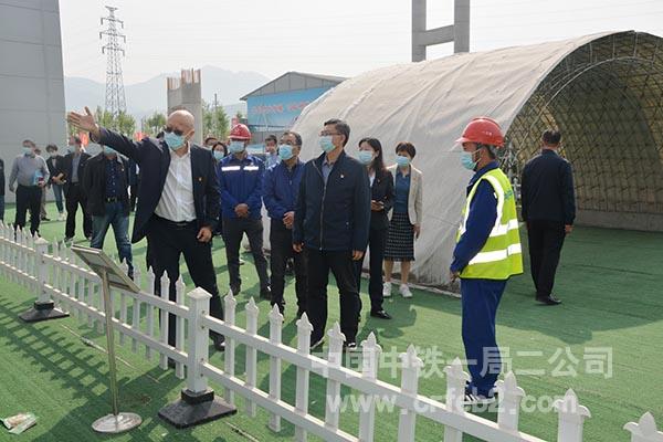 参观实物展示区 参观实物展示区