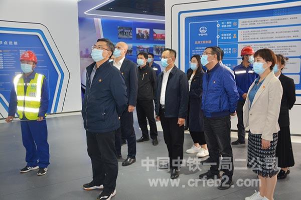 参观展示厅 参观展示厅