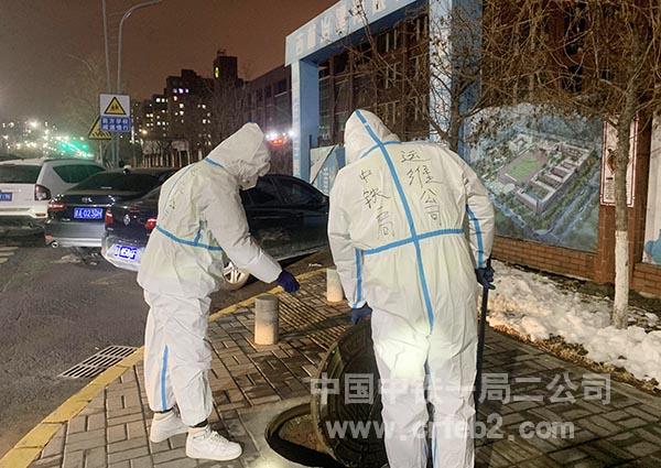工人在进行污水管道消杀 工人在进行污水管道消杀
