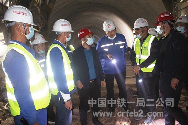 二公司总经理崔总查看北天山隧道出口围岩掌子面 二公司总经理崔总查看北天山隧道出口围岩掌子面