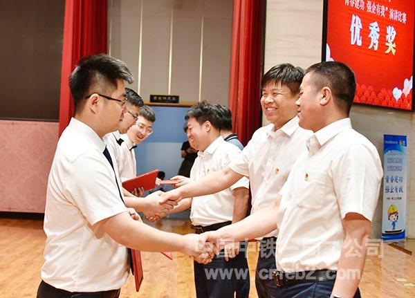 公司领导为选手颁奖 公司领导为选手颁奖