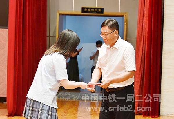 李永明为选手颁奖 李永明为选手颁奖