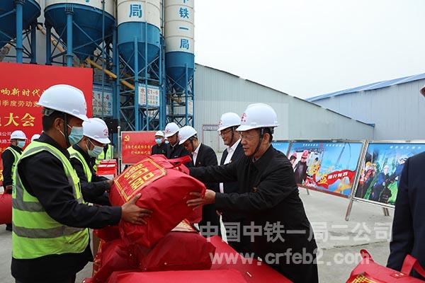 慰问一线参建员工 慰问一线参建员工
