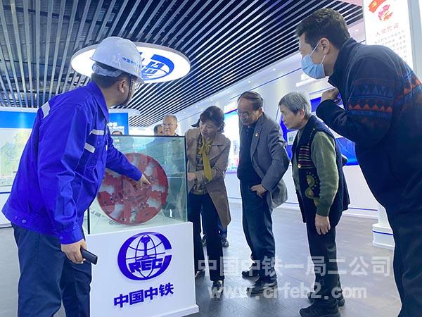 参观盾构机模型 参观盾构机模型